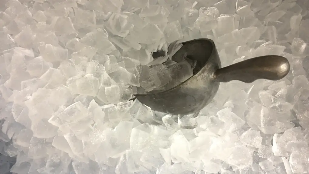 image of Ice and scoop